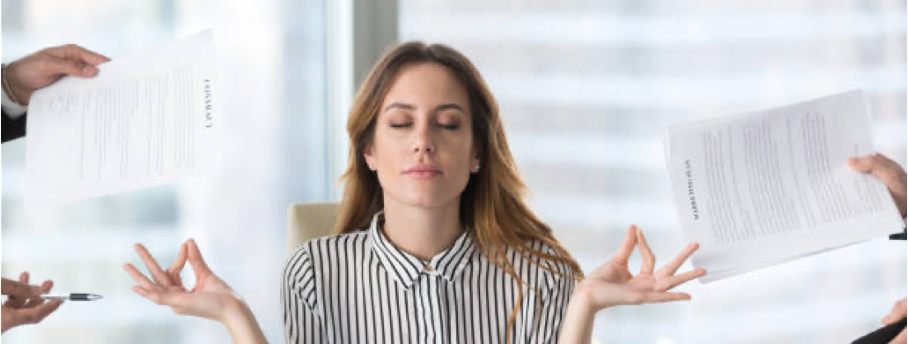 Femme qui reste zen, déstresse et médite face à une grande masse de travail