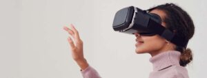 Femme qui expérimente la réalité virtuelle au travail pour développer son leadership