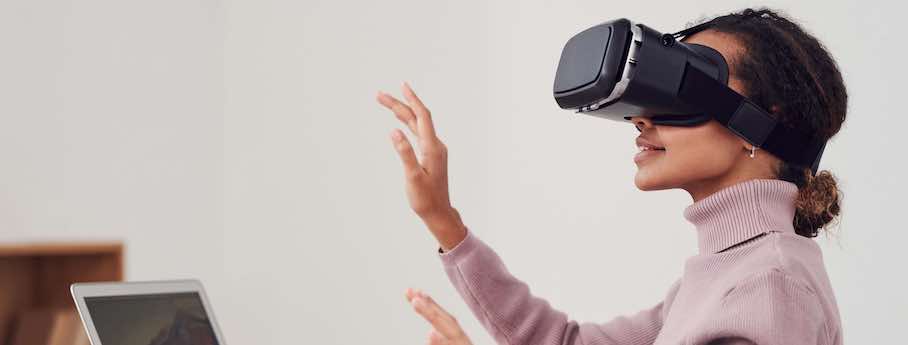 Femme qui expérimente la réalité virtuelle au travail pour développer son leadership