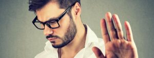 Homme qui travaille qui marque un stop de sa main et qui met des limites