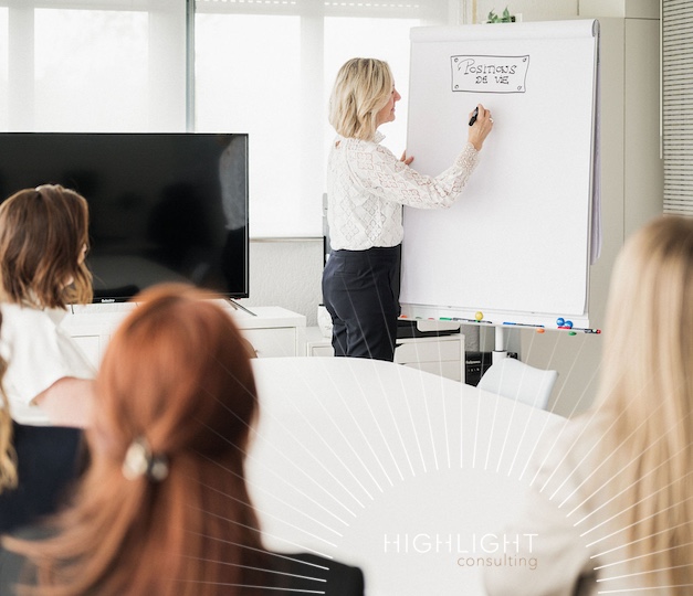 consultante qui écrit sur un flipchart